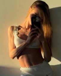 Julia 23 years Paris